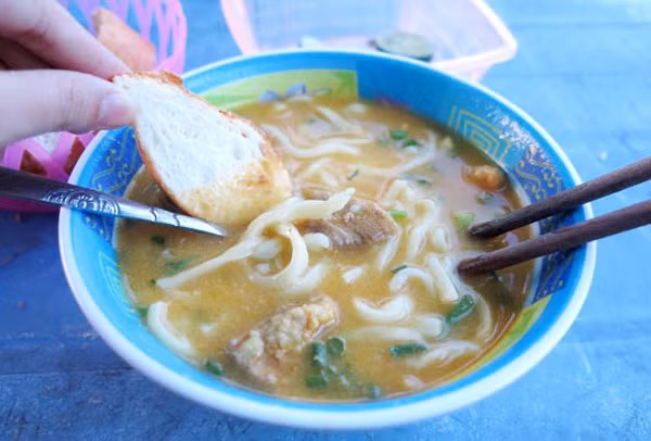 Cháo canh: Món ăn được kết hợp từ bột mì và trứng chim cút, vị cay và thơm nồng, cộng với giò Nghi Phú. Nhiều người cứ tưởng, cháo canh là món kết hợp giữa cháo và canh, đến khi tận mắt chứng kiến và thưởng thức mới thốt lên “ngon”.