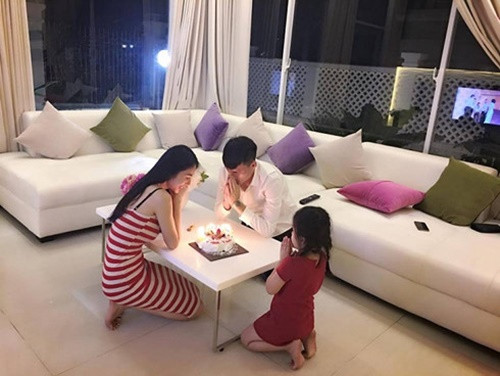 Một điều rất thú vị về bé Bánh Gạo là Công Vinh và Thủy Tiên không đăng ảnh cho thấy mặt con gái trên mạng xã hội. Họ hạn chế tối đa sự xuất hiện của con gái trên báo chí. Đây được xem là cách bảo vệ con của cặp đôi nhằm tranh xa sự ồn ào của dư luận để phát triển giống như các em bé khác. Ảnh: FBNV.