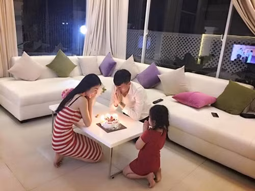 Một điều rất thú vị về bé Bánh Gạo là Công Vinh và Thủy Tiên không đăng ảnh cho thấy mặt con gái trên mạng xã hội. Họ hạn chế tối đa sự xuất hiện của con gái trên báo chí. Đây được xem là cách bảo vệ con của cặp đôi nhằm tranh xa sự ồn ào của dư luận để phát triển giống như các em bé khác. Ảnh: FBNV.