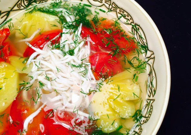 Cá thủy tinh không hề được nuôi, chúng chỉ sinh sống tự nhiên. Cá có kích thước nhỏ, không có xương, thân mềm và trắng như cọng bún, chỉ có 1 hàng vẩy trước vây hậu môn, đầu của chúng nhọn và có nhiều răng.