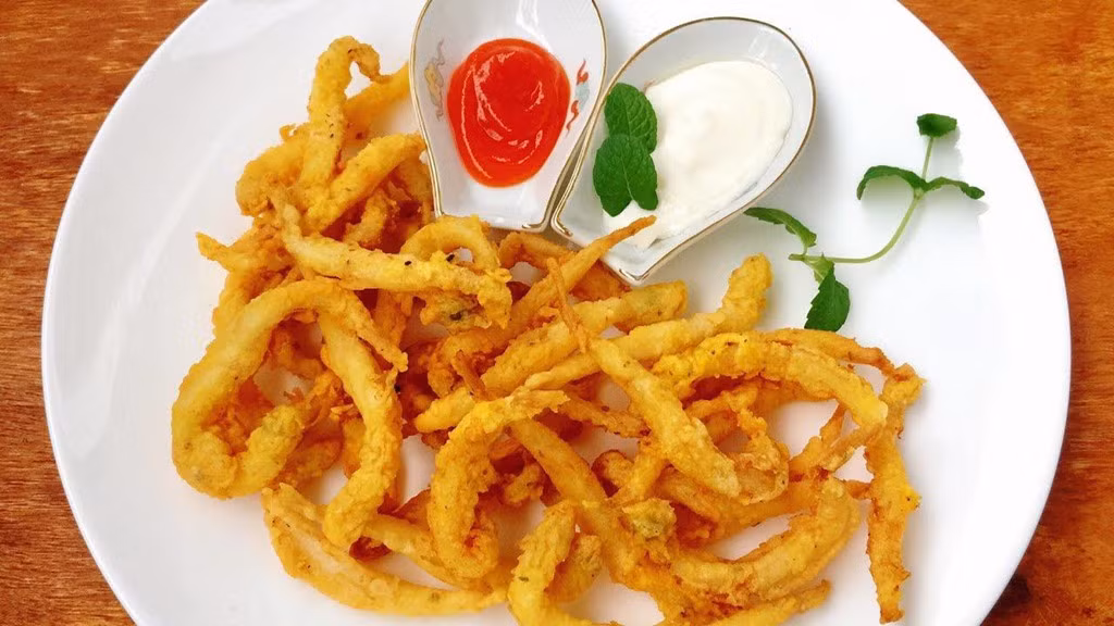 Cá ngần được hoàn toàn nuôi tự nhiên, sống trong dòng nước lợ nên không hề có mùi tanh. Cá có thể chế biến thành rất nhiều món ăn hấp dẫn khác nhau, các món ăn được làm từ thịt cá thủy tinh đều có vị ngọt của cá sông tự nhiên, nên được rất nhiều người thương lái tìm mua.