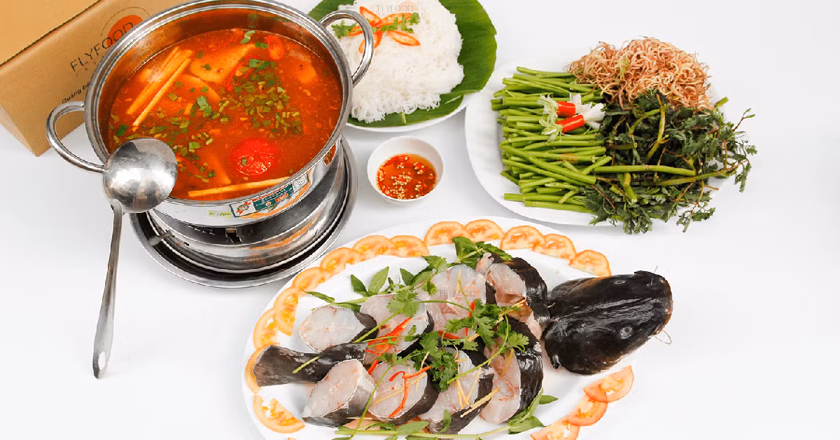 Với những ai yêu thích đồ nướng và thích sự kết hợp ăn với phở cuộn thì chắc hẳn món cá lăng nướng riềng mẻ sẽ là sự lựa chọn hoàn hảo. Nướng riềng mẻ vừa giữ được độ ngọt của cá lăng, vừa tạo ra mùi vị đặc biệt khiến thực khách “nao lòng”.