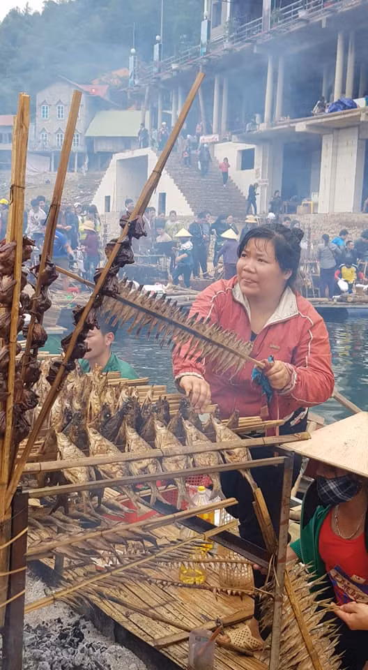 Giá cá nướng sẽ khiến bạn bất ngờ. Cá thiểu xiên một cặp khoảng 7-8 con, mỗi con to khoảng 3 ngón tay, giá 40.000 đồng. Cá nướng to khoảng 3 đến 4 con một xiên, mỗi con to bằng bàn tay, giá khoảng 100.000 đồng. Cá măng nặng 3 cân giá khoảng 300.000 đồng.