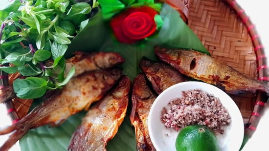 Cá nướng được đặt trên lá chuối xanh, ăn kèm với lá sấu non, lá mơ và lá lốt, đinh lăng, chấm với muối ớt xanh. Cá nướng thơm ngon, thịt chắc, da giòn, xém cạnh, mặn vừa đủ. Thịt cá ngọt chấm muối, cuộn trong lá lốt vừa làm mất vị tanh của cá vừa làm vị cá thêm đậm đà, càng ăn càng ngọt. Ảnh: Internet.