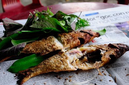 Cách chế biến cá khá đơn giản. Sau khi được làm sạch, cá được ngâm trong nước muối cho tự sạch ruột. Khi đem kẹp nướng, cá cũng được xát muối quanh thân và nướng trong nhiều giờ.