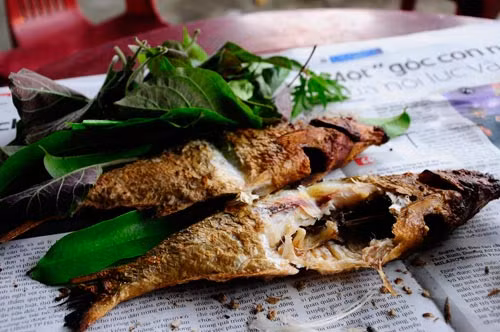 Cách chế biến cá khá đơn giản. Sau khi được làm sạch, cá được ngâm trong nước muối cho tự sạch ruột. Khi đem kẹp nướng, cá cũng được xát muối quanh thân và nướng trong nhiều giờ.