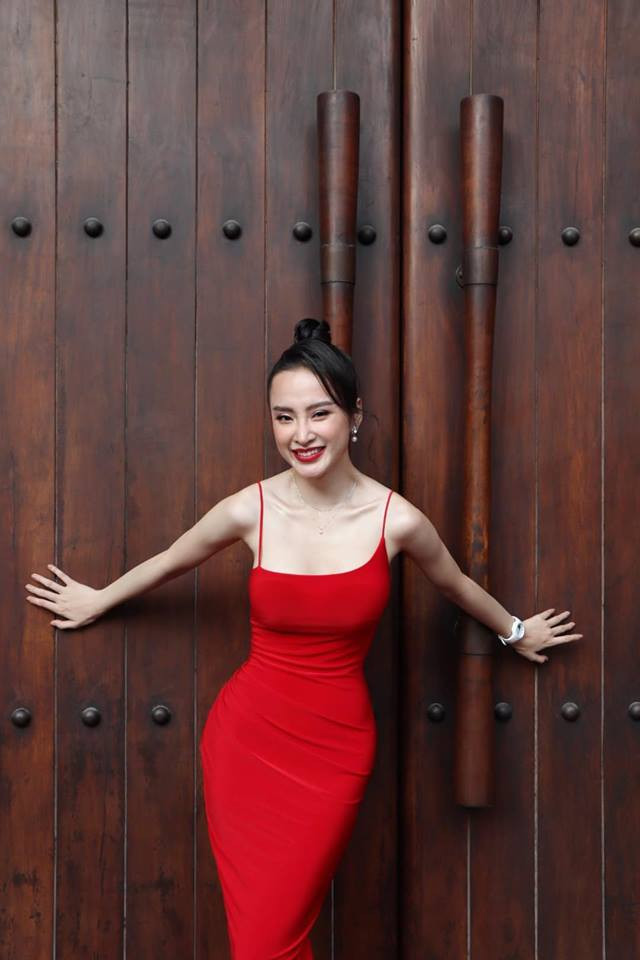 Dù vậy, cách ăn mặc gợi cảm của Angela Phương Trinh vẫn chú trọng khoe vòng ba siêu lớn.