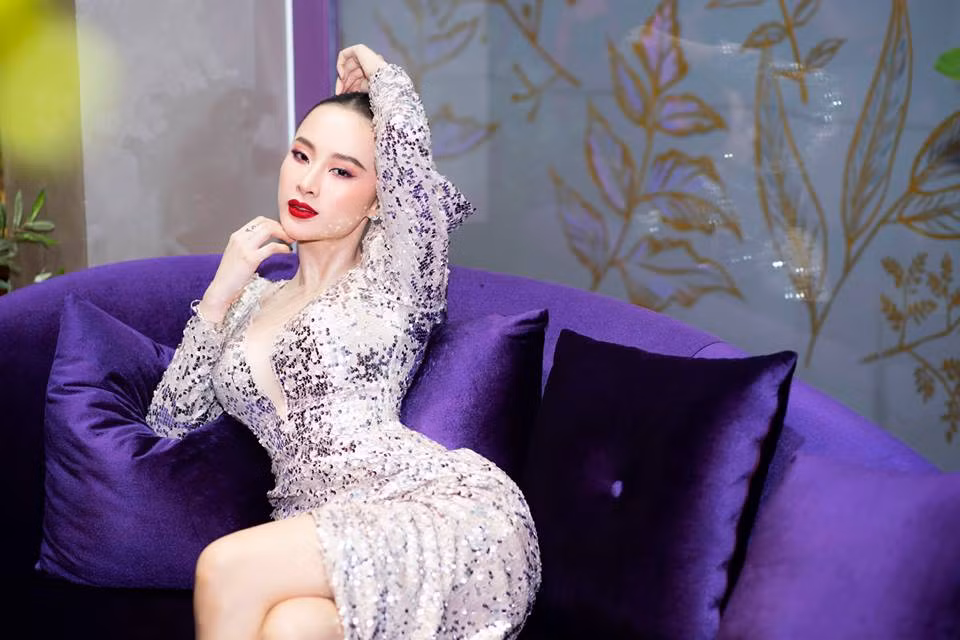 Bên cạnh những sản phẩm nghệ thuật, nhan sắc và vóc dáng của "bà mẹ nhí" cũng là chủ đề nóng được chú ý. Để khoe lợi thế hình thể, Angela Phương Trinh rất chuộng gu thời trang khoe vòng ba "khủng".