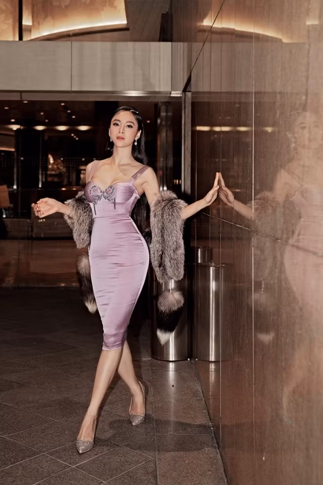 Chọn phong cách thời trang gợi cảm, sexy hết cỡ nên rất nhiều lần Angela Phương Trinh cũng dính phải sự cố thời trang.