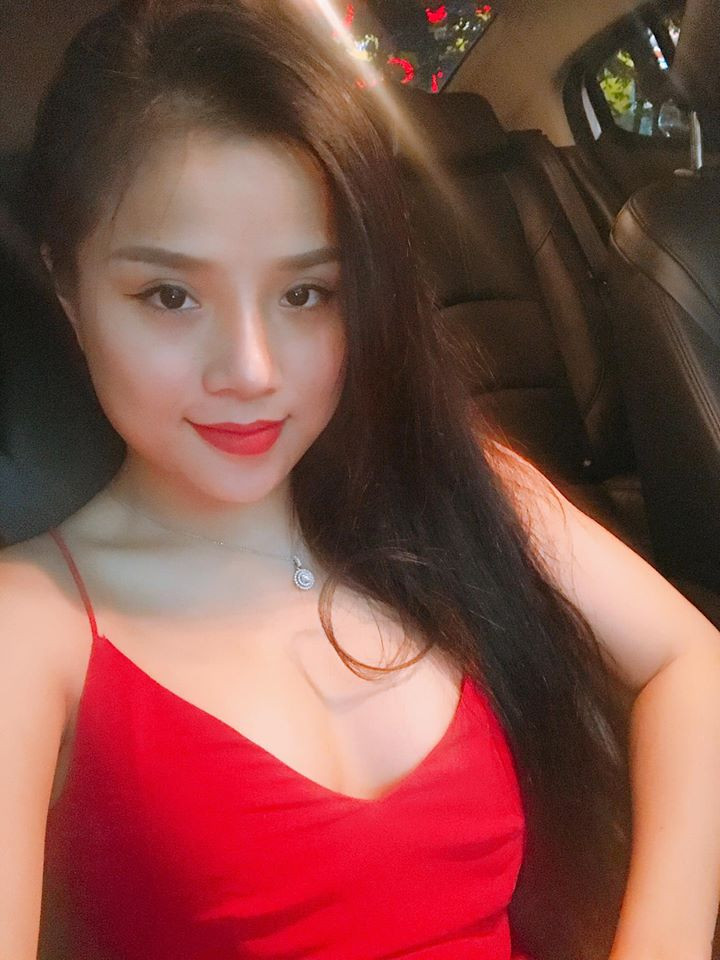 Chiếc đầm hai dây đỏ tôn lên vòng một đầy đặn của nữ ca sĩ.