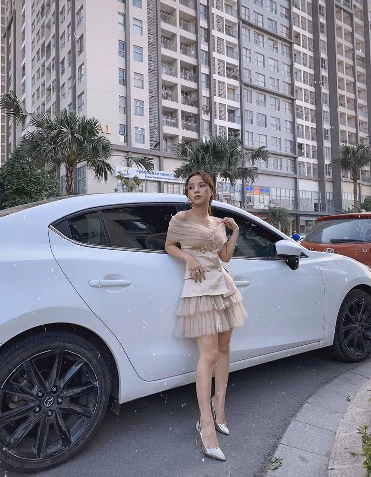 Thương Võ trông vừa gợi cảm vừa sang chảnh với chiếc đầm trễ vai.