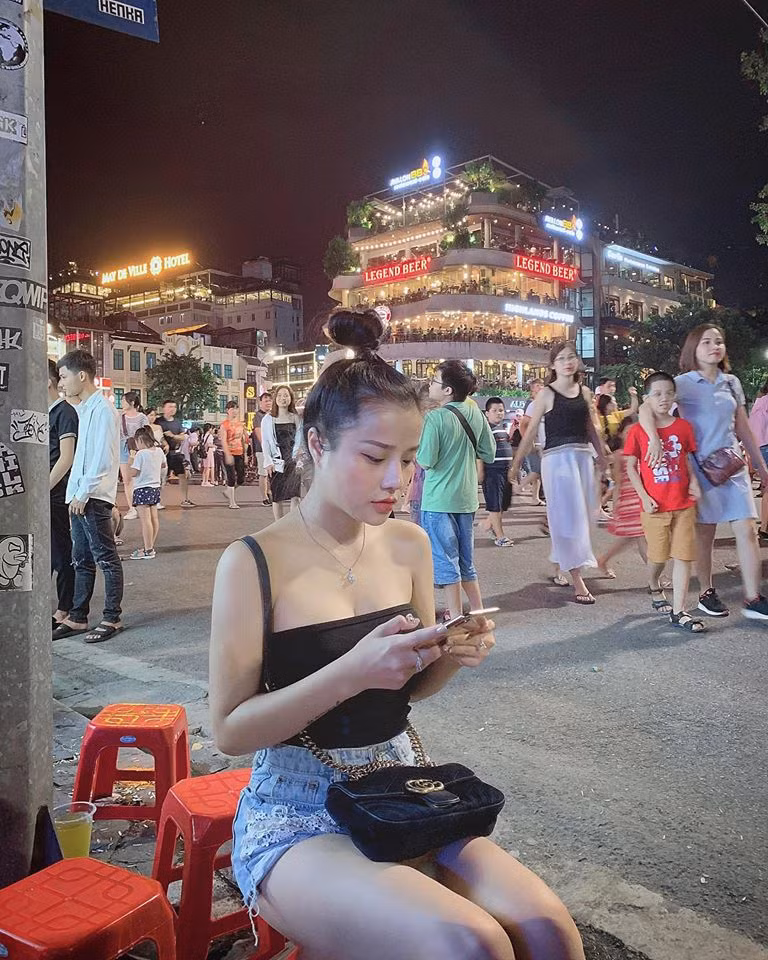 Gu thời trang đời thường gợi cảm của Thương Võ "đốt mắt" người nhìn.