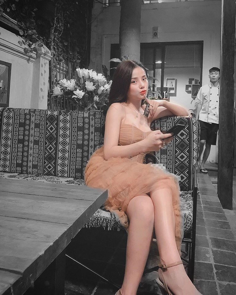 Không chỉ xinh đẹp, tình cũ Lâm Tây còn gây ấn tượng bởi cách ăn mặc sành điệu.