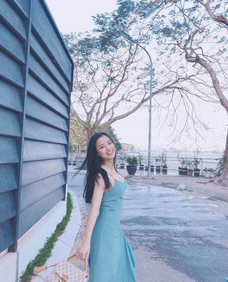 Người đẹp khoe vóc dáng nuột nà với váy hai dây.