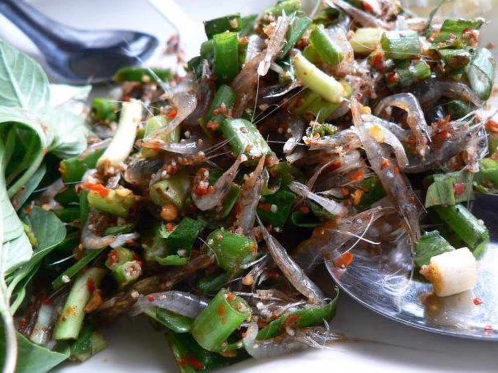 Tép nhảy hay còn gọi là Goong Ten có nguyên liệu chính từ những con tép còn tươi sống 100%. Những chú tép tươi sống được trộn với rau thơm và ớt nhìn trông rất hấp dẫn nhưng thật sự là khó lấy đủ can đảm để cho từng con tép sống vào miệng.