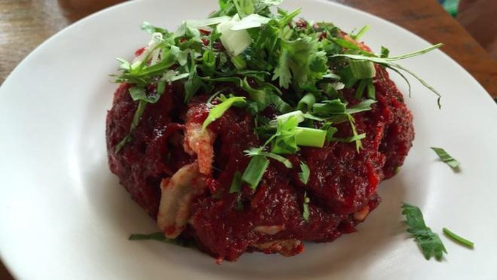 Thịt bò sống: Món Larb Leuat Neua được làm từ thịt bò sống thái mỏng và rắc thêm một ít rau húng thơm - thành phần đặc biệt khiến nhiều người thêm kinh hãi đó là tiết bò tươi được rưới lên món ăn.