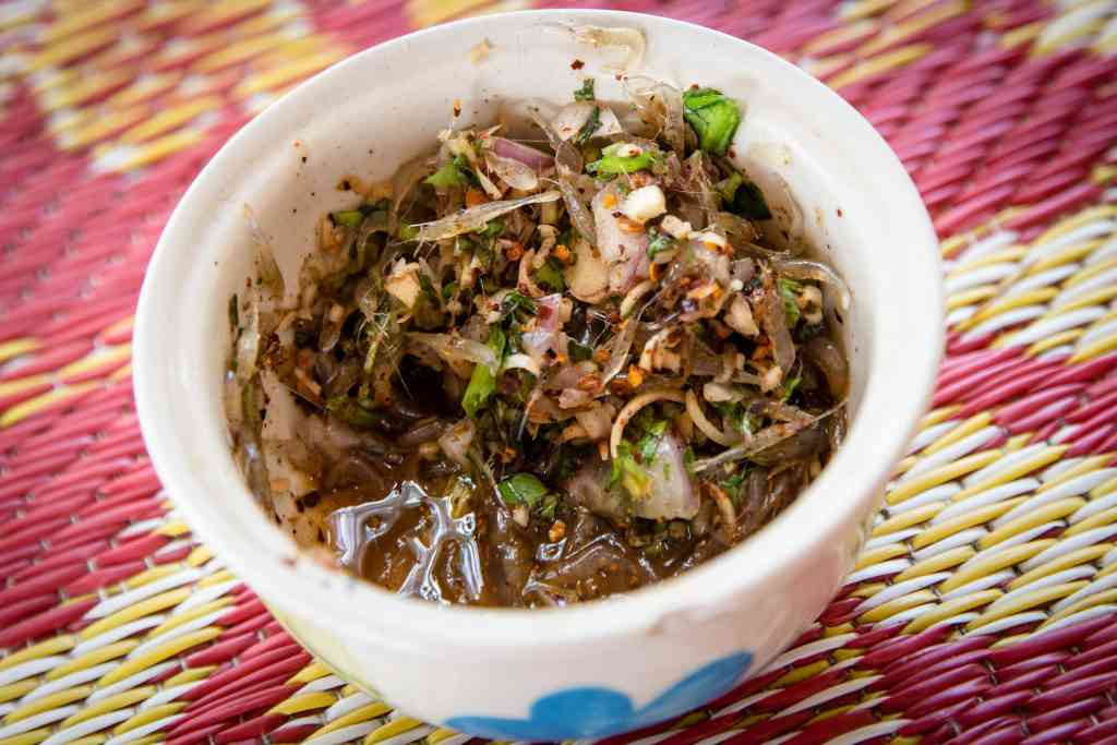 Món này sở dĩ có tên tép nhảy là bởi khi đĩa tép được dọn ra thì những con tép trong đĩa còn nhảy tứ tung. Thậm chí khi bạn cho tép vào miệng rồi thì nó vẫn còn đủ sức để nhảy khiến không ít người hốt hoảng mà nhả nó ra khỏi miệng ngay. Ảnh: Internet. Video "Chế biến món ngon từ nấm đông cô". Nguồn: VTC.