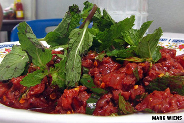 Món ăn Thái Lan này được rất nhiều đàn ông địa phương ưa chuộng và nó thường xuyên góp mặt trong các bữa tiệc nhậu. Tuy nhiên, ít du khách nào đủ can đảm để thử món ăn kinh dị này.