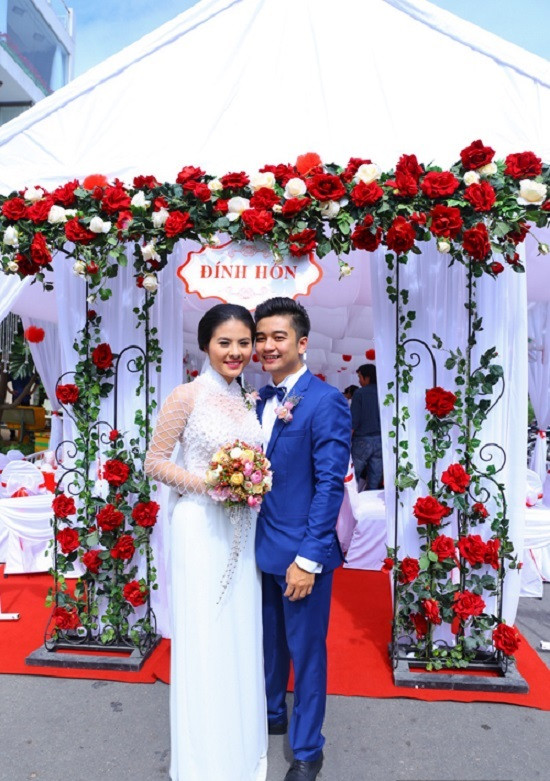 Trong lễ đính hôn, nữ diễn viên Vân Trang mặc áo dài màu trắng nhẹ nhàng của nhà thiết kế Huỳnh Lợi. Video "Minh Hằng chia sẻ về phong cách thời trang". Nguồn: VTC.