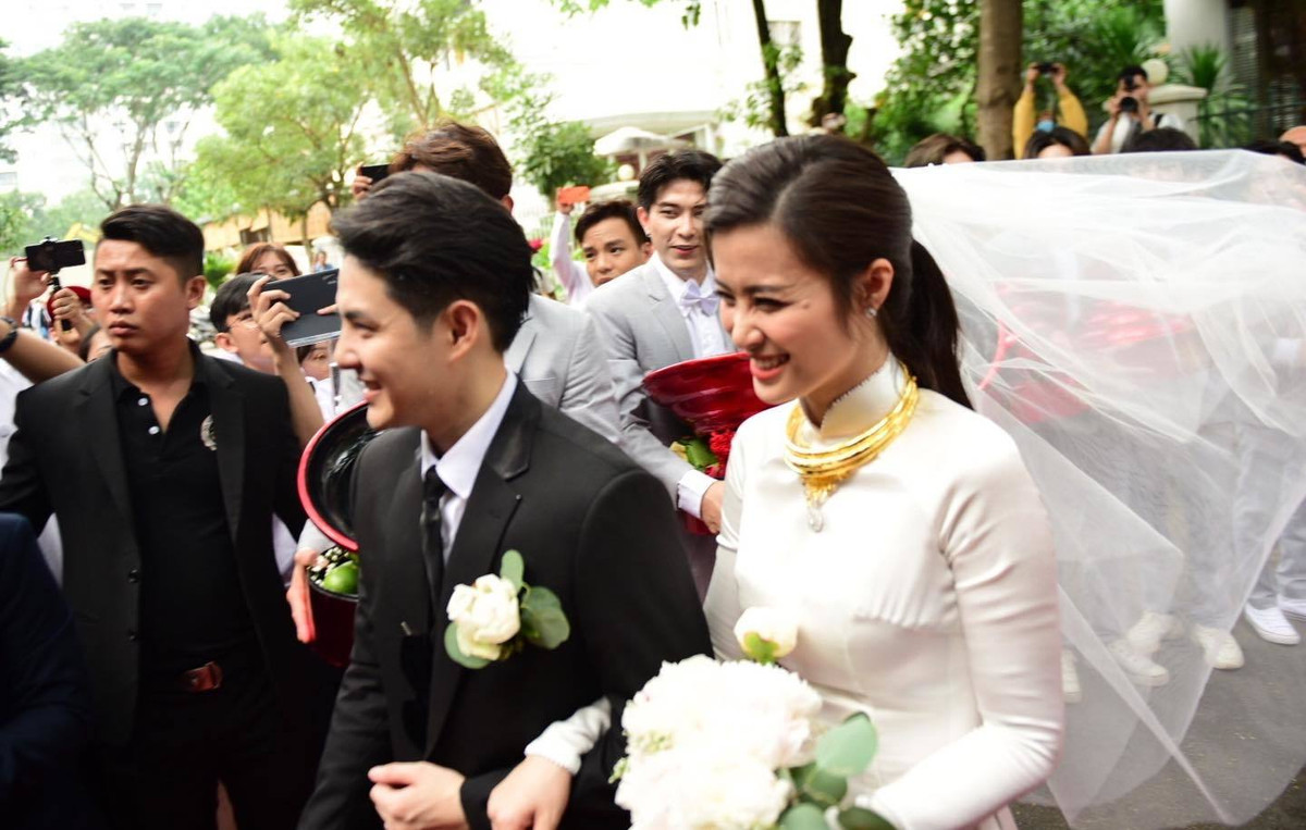 Trước Đông Nhi, cũng có rất nhiều sao Việt lựa chọn áo dài trắng trong ngày ăn hỏi.