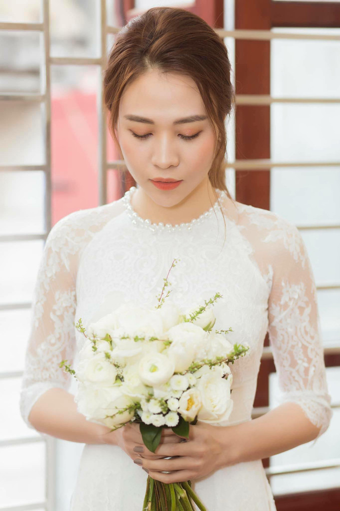 Áo dài trắng tinh khôi có tà đôi để tạo sự thướt tha, nhẹ nhàng trong từng nhịp bước của cô dâu.