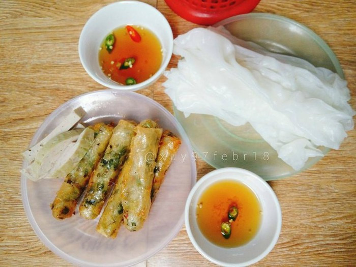 Cuốn ram với bánh mướt chấm với nước mắm tỏi ớt rồi ăn ta sẽ thấy hương vị không thể chê vào đâu được. Nếu bánh cuốn ram ăn vào buổi sáng sớm thì ram rau sống lại ăn bất cứ khi nào. Ảnh: Vinavivu.