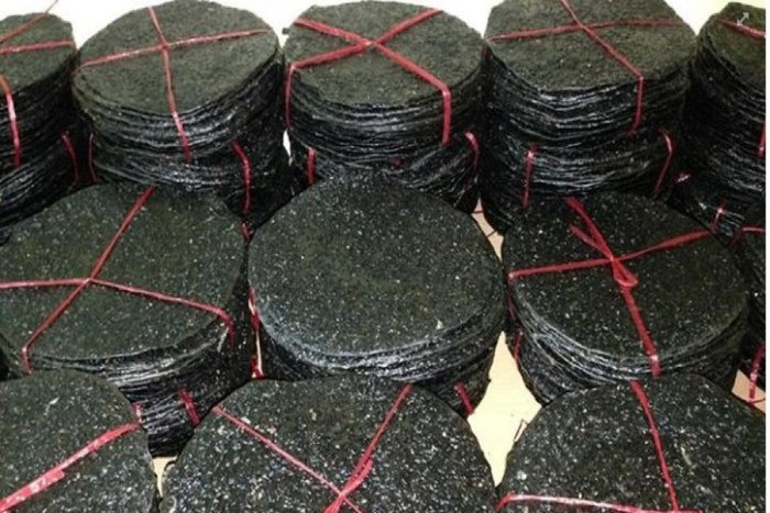 Bánh đa ở những vùng này dầy, to, giòn và đặc biệt là có rất nhiều vừng đen, ăn vừa béo, thơm, vừa giòn, khi đói có thể ăn trừ cơm, chỉ thấy no mà không thấy chán. Ảnh: Internet.