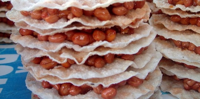 Nếu có dịp ghé Hà Tĩnh, bạn hãy nhớ mua món đặc sản này về làm quà. Vị ngọt của cu đơ như sự hiền hòa nhân hậu chịu thương chịu khó của người dân nơi đây. Ảnh: Internet.