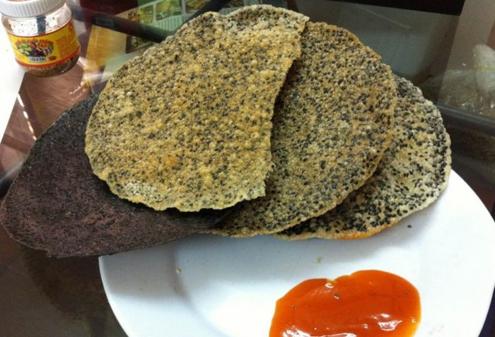 Bánh đa vừng: Ở Hà Tĩnh có một món ăn dân dã, rẻ tiền mà thật ngon, đó là bánh đa. Vùng nào, chợ nào, quán nào cũng có nhưng nổi tiếng nhất vẫn là bánh đa Chợ Tỉnh, Chợ Cầy, Chợ Hội…Ảnh: Đặc sản Vina.