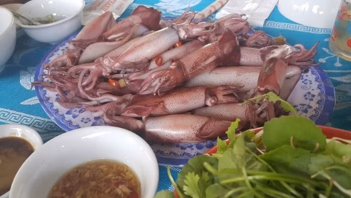 Mực nhảy có thể được chế biến thành nhiều món ăn khác như luộc, xào, hấp hay gỏi. Mực nhảy có vị tươi, ngon, thơm rất đặc trưng, khác hoàn toàn so với các loại mực ở vùng biển khác trên cả nước. Ảnh: Motthegioi.