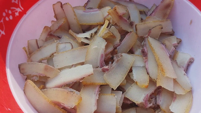 Ngoài ra, đồng bào Sơn La còn có món da trâu muối chua không thể thiếu trong những ngày Tết của dân tộc ở vùng núi phía Bắc này.