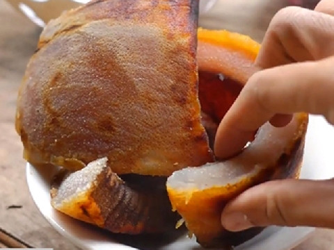 Sau một thời gian ủ, da trâu bốc mùi đem rửa sạch thì lông sẽ rụng hết. Sau đó, người ta đem miếng da đi phơi, rồi dùng nấu canh bon, hoa chuối hoặc nướng tùy sở thích. Với đồng bào bản địa, đây là một đặc sản có vị thơm ngon đặc trưng. Tuy nhiên, với nhiều người miền xuôi, chưa nói đến việc ăn thử, chỉ nghe đến cái tên của món ăn và ngửi mùi cũng thấy e ngại rồi.
