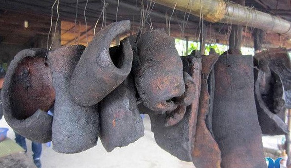 Được biết, ngoài da trâu thối, đồng bào vùng cao Tây Bắc cũng nổi tiếng với món da trâu gác bếp. Qua bàn tay chế biến khéo léo của người dân tộc, những miếng da trâu dai, cứng lại có vị giòn, đậm đà rất ngon.