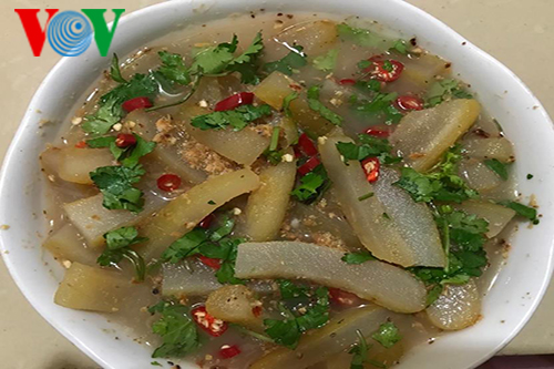 Phần da được luộc xong sẽ để nguội rồi thái thành từng miếng như ngón tay út. Từng miếng da vàng ươm được thái rất đều nhau sẽ nhanh chóng được cho vào chum sành để ướp gia vị và đậy kín trong khoảng 1 tuần là có thể dùng được luôn.