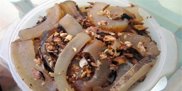 Để chế biến nên món ăn ngon từ da trâu gác bếp thì quả thực là một kỳ công. Da trâu được ngâm nước nhiều giờ, đến khi mềm thì đem thái thành từng miếng nhỏ. Tiếp đến, da trâu được ướp với các loại gia vị như: Ớt, sả, muối, mì chính và mắc khén rồi chế biến thành canh hoặc nộm da trâu, da trâu muối,…