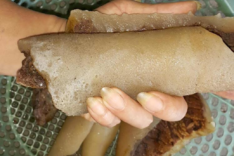 Để có được món da trâu muối chua ngon, giòn khâu chế biến là quan trọng nhất. Da trâu dày nên cần được sơ chế đúng cách để món ăn không bị cứng. Đầu tiên phải làm sạch da trâu bằng cách đun nước sôi, cho một ít tro bếp vào nước. Cho từng miếng da trâu nhúng vào nước nóng, cạo sạch. Tiếp đó, nướng da trâu trên bếp than cho chín vàng, phồng lên, lại cho vào chậu nước trắng rửa sạch, rồi mới cho vào nồi luộc cho da trâu mềm, bấm được thì vớt ra, không để da bị nhũn quá.