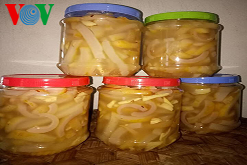 Nguyên liệu để làm món da trâu muối (hoặc da bò muối, thường bà con dùng da trâu để làm món này) bà con chuẩn bị da trâu miếng dày mịn, giềng giã nhỏ, gạo rang thơm giã nhỏ thành thính, một lượng tỏi bóc, ớt thái nhỏ vừa đủ, cùng các gia vị khác như đường, muối, mì chính.