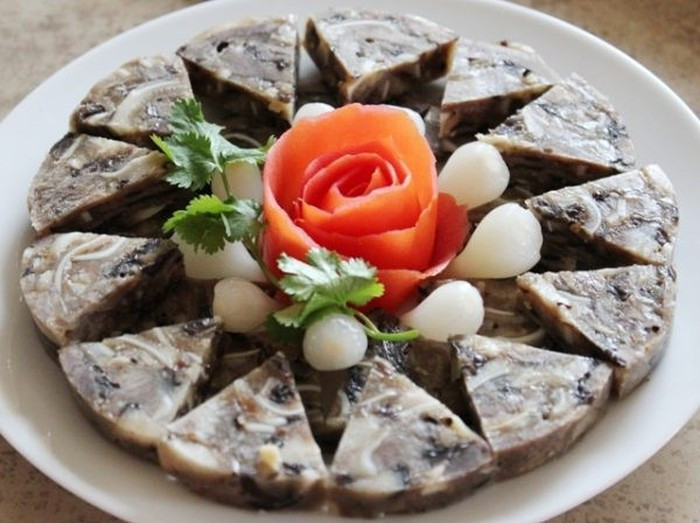 Giò chả, giò thủ, chả quế,.... các món ăn được chế biến từ thịt lợn cũng khiến cho bạn khó kiểm soát được cân nặng trong dịp Tết.