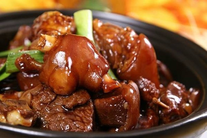 Món thịt kho thường có mặt trong mâm cơm ngày Tết của người miền Nam. Theo các chuyên gia dinh dưỡng, mỗi phần thịt kho 150g sẽ tương ứng khoảng 250 calo.