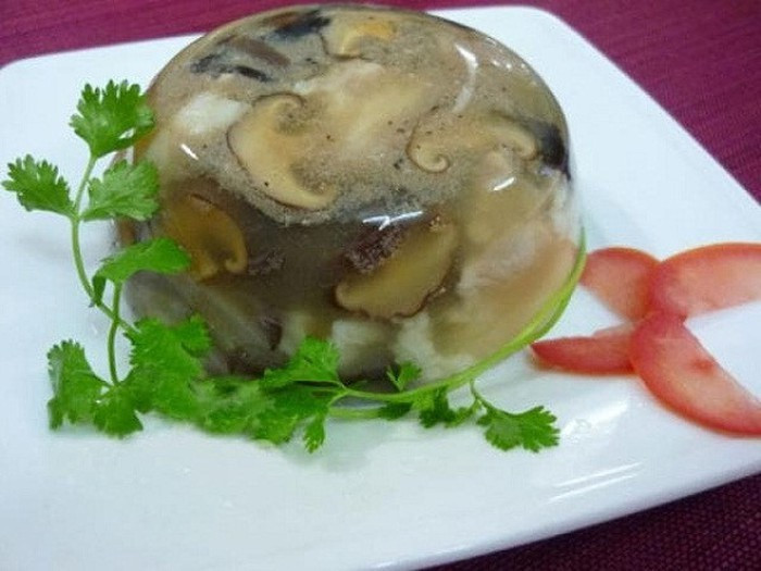 Thịt đông là món ăn quen thuộc trong ngày Tết của người miền Bắc. Món ăn này có chứa nhiều chất đạm, chất béo khiến bạn dễ dàng tăng cân.