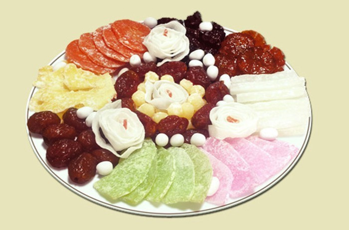 Kẹo mứt là những thực phẩm không thể thiếu của mỗi gia đình trong dịp Tết. Món ăn vặt nhiều đường này khiến bạn tích thêm một lượng mỡ nhanh chóng dù chỉ ăn trong thời gian ngắn.