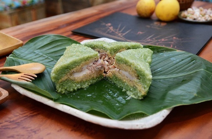 Bánh chưng – bánh tét là món ăn truyền thống không thể thiếu được trong ngày Tết của các gia đình Việt Nam. Theo các chuyên gia dinh dưỡng, một chiếc bánh chưng cỡ lớn chứa hơn 1600calo. Do vậy, đây là món ăn quen thuộc ngày Tết gây tăng cân vù vù.