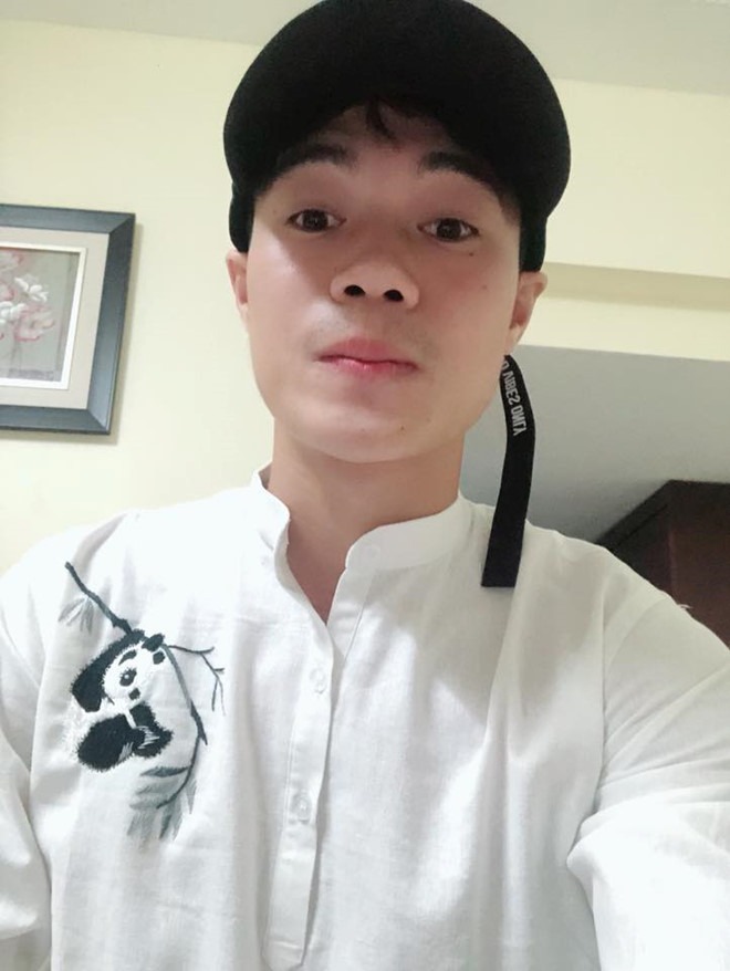 Sơ mi trắng dường như là chiếc áo cần có trong tủ đồ của bất cứ chàng trai nào, cầu thủ Văn Toàn cũng không phải ngoại lệ.