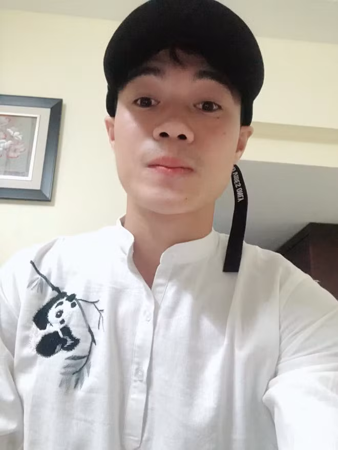 Sơ mi trắng dường như là chiếc áo cần có trong tủ đồ của bất cứ chàng trai nào, cầu thủ Văn Toàn cũng không phải ngoại lệ.