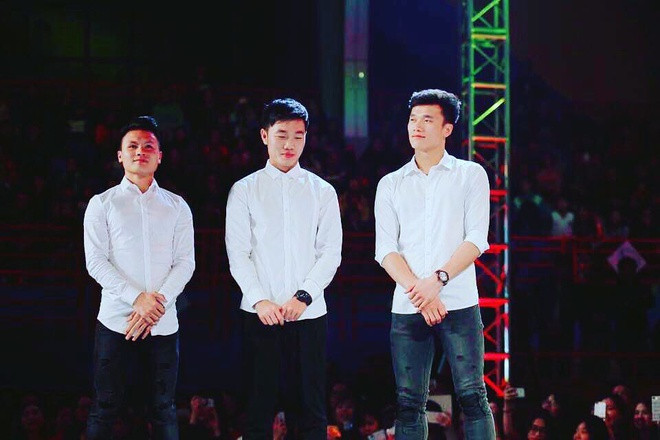 Tiền vệ Nguyễn Quang Hải, Xuân Trường diện sơ mi trắng cũng đẹp chẳng kém Bùi Tiến Dũng.