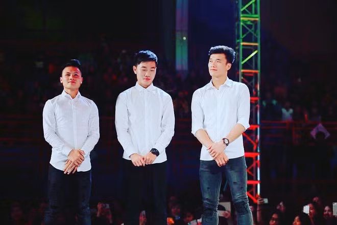 Tiền vệ Nguyễn Quang Hải, Xuân Trường diện sơ mi trắng cũng đẹp chẳng kém Bùi Tiến Dũng.