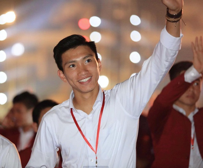 Cầu thủ Văn Hậu bảnh bao không kém các mỹ nam Hàn khi mặc sơ mi trắng giản đơn.