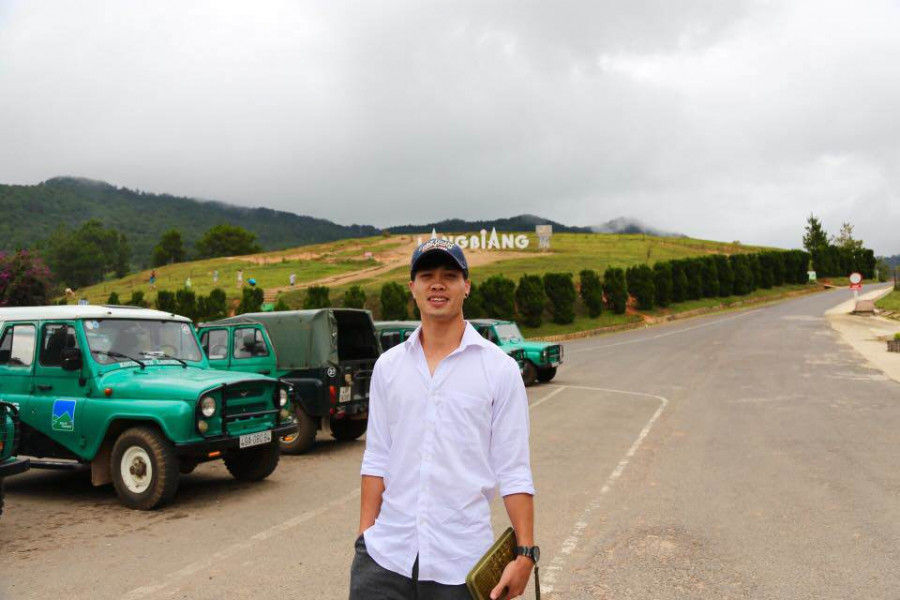 Diện áo sơ mi trắng đẹp trai như thế này, thảo nào Công Phương liên tục xuất hiện trong hình ảnh thư sinh với chiếc áo tinh khôi. Ảnh: Internet. Video "Minh Hằng chia sẻ về phong cách thời trang". Nguồn: VTC.