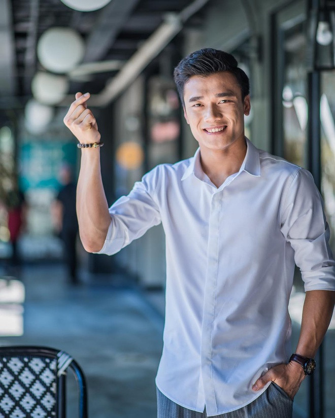 Thủ môn Bùi Tiến Dũng khiến bao cô gái "rụng tim" vì cách ăn mặc giản dị và hành động thả tim cực đáng yêu.