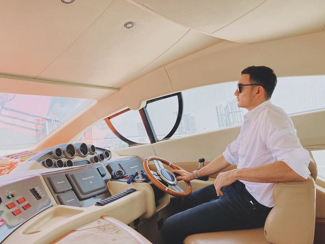 Thủ môn Văn Lâm diện sơ mi trắng đẹp trai như lãng tử.